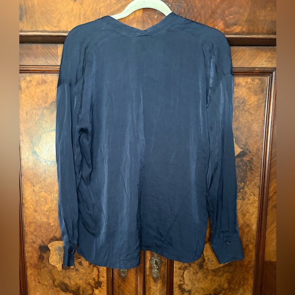 GUC Vince- Navy Blue Silk V-Neck Top. Size 4 - Picture 2 of 6